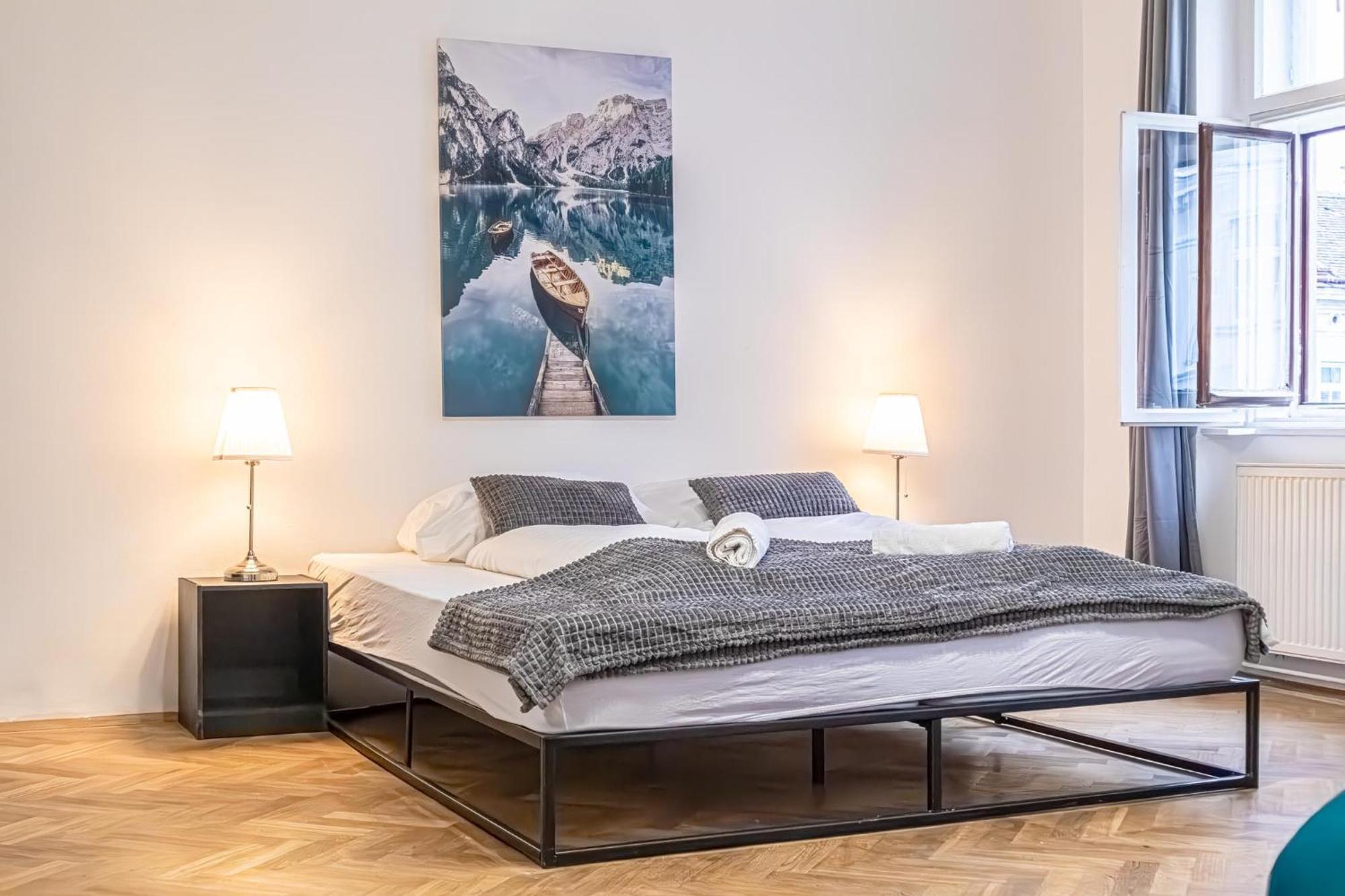 Spacious 2Br Apt -Near Wiener Stadthalle Burggassewiener Well Located Bagian luar foto