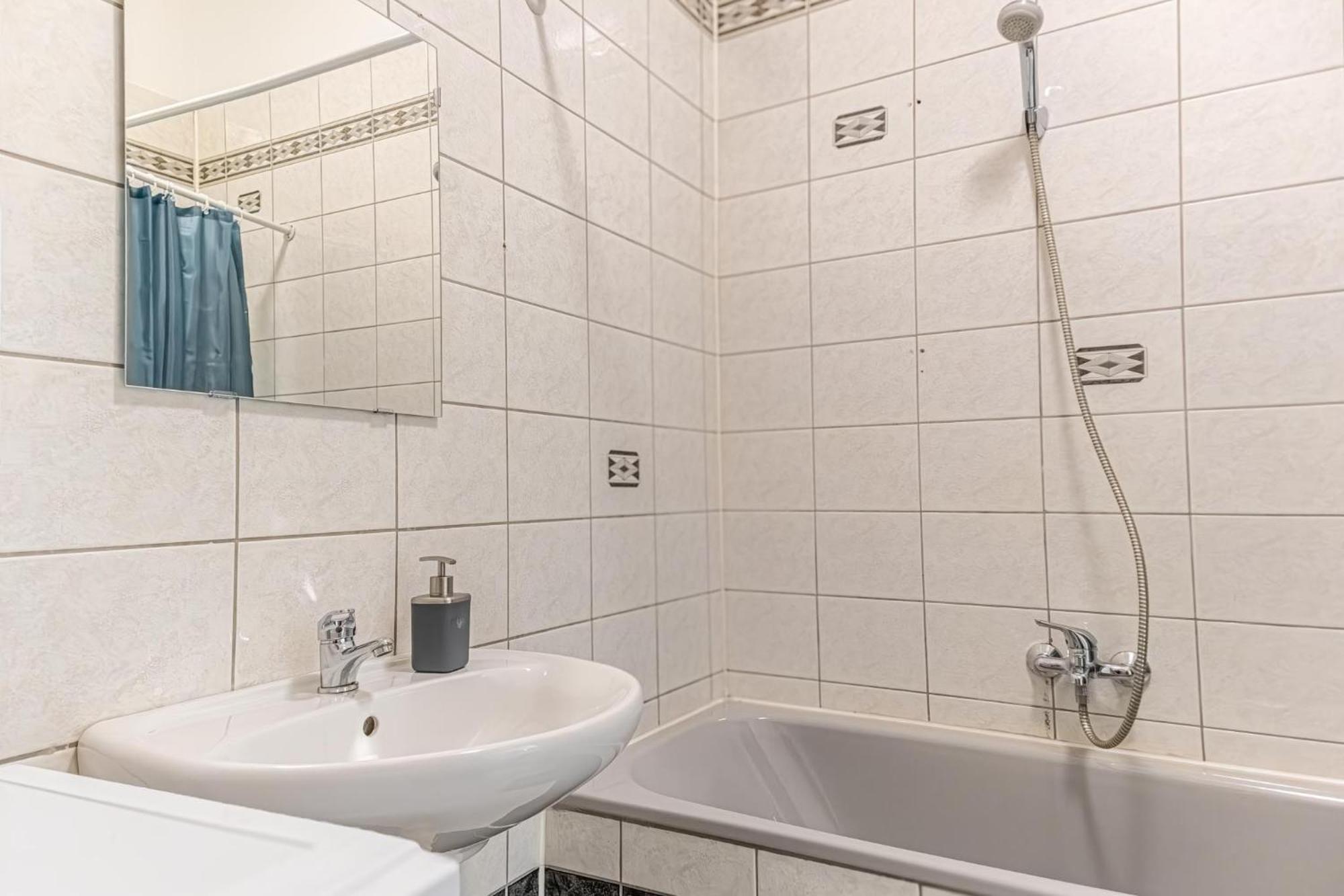 Spacious 2Br Apt -Near Wiener Stadthalle Burggassewiener Well Located Bagian luar foto