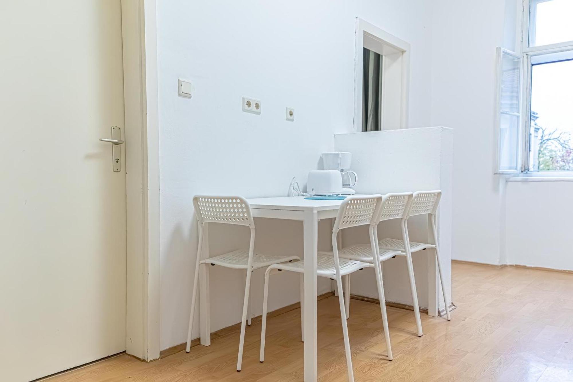 Spacious 2Br Apt -Near Wiener Stadthalle Burggassewiener Well Located Bagian luar foto